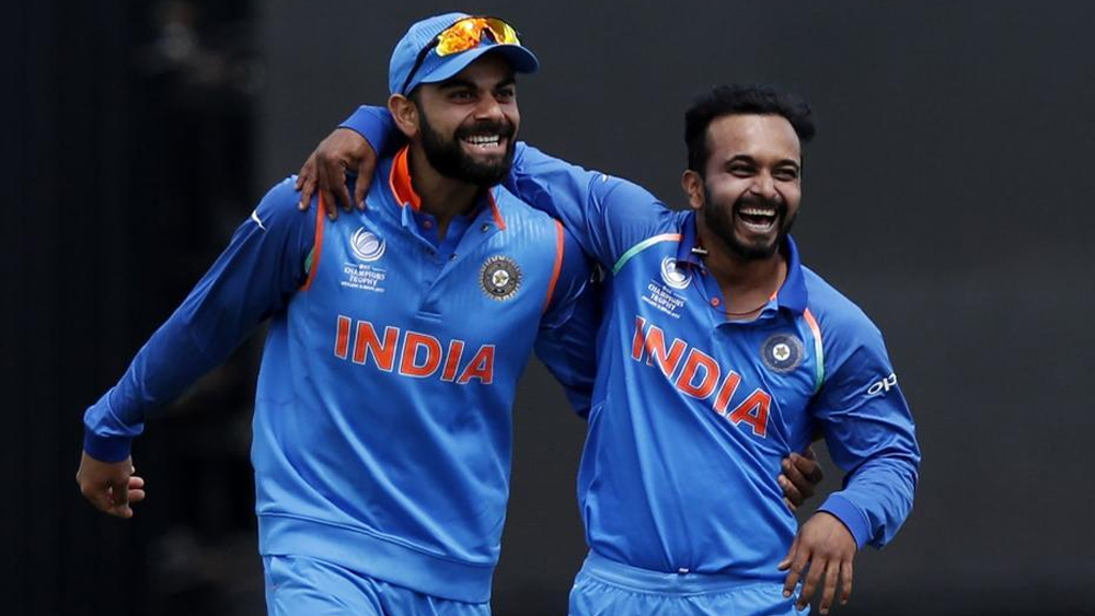 পাশাপাশি, বোলার কেদারকেও দেখতে পাওয়া যাচ্ছে না। বোঝা যাচ্ছে যে, তাঁর অফস্পিনের উপর বিরাট কোহালির তেমন ভরসা নেই। শেষ একদিনের ম্যাচে কেদারের জায়গায় নেমে মণীশ পাণ্ডে গুরুত্বপূর্ণ ইনিংস খেলেও দিয়েছেন। ক্রিকেটমহল মনে করছে ছয় নম্বরে মণীশেরই নিয়মিত সুযোগ পাওয়া উচিত।