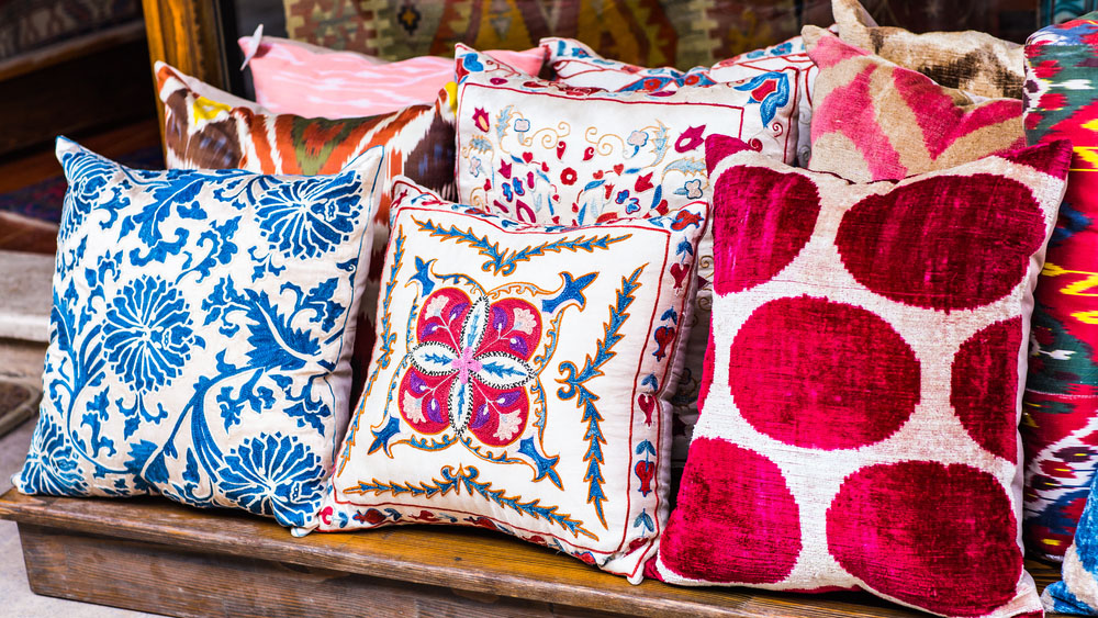 Some Tips Before Buying Cushion For Decorating Home Dgtl Anandabazar