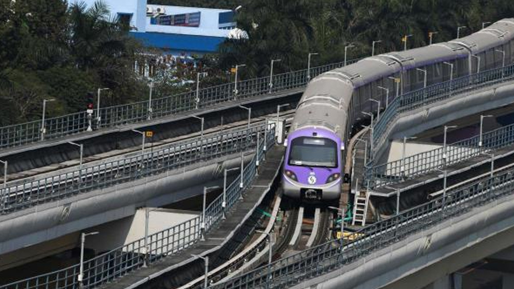 পরে রুট পরিবর্তনের কারণে দৈর্ঘ্য বেড়ে হয় ১৪.৬৭ কিলোমিটার। তার মধ্যে মাটির তলায় সুড়ঙ্গের দৈর্ঘ্য (ফুলবাগান থেকে হাওড়া ময়দান) ১০.৫৩ কিলোমিটার।