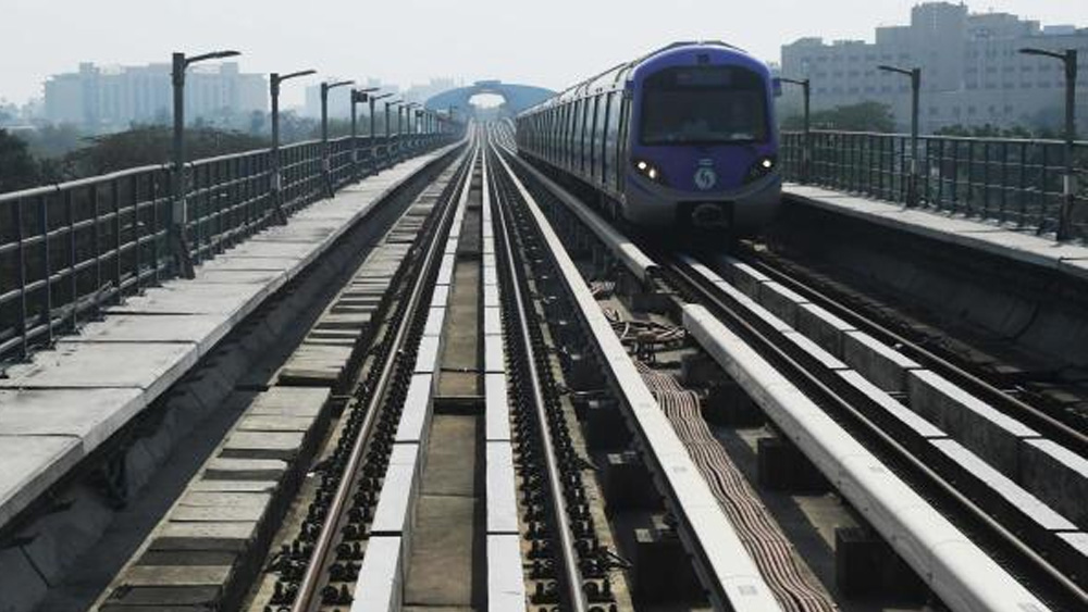 ২০০৯ সালে নির্মাণকাজ শুরু। প্রথমে স্পেনের এক সংস্থাকে কামরা নির্মাণের বরাত দেওয়া হয়েছিল। তিন বছরের মধ্যে প্রকল্প শেষ করার লক্ষ্যমাত্রাও ধরা হয়।