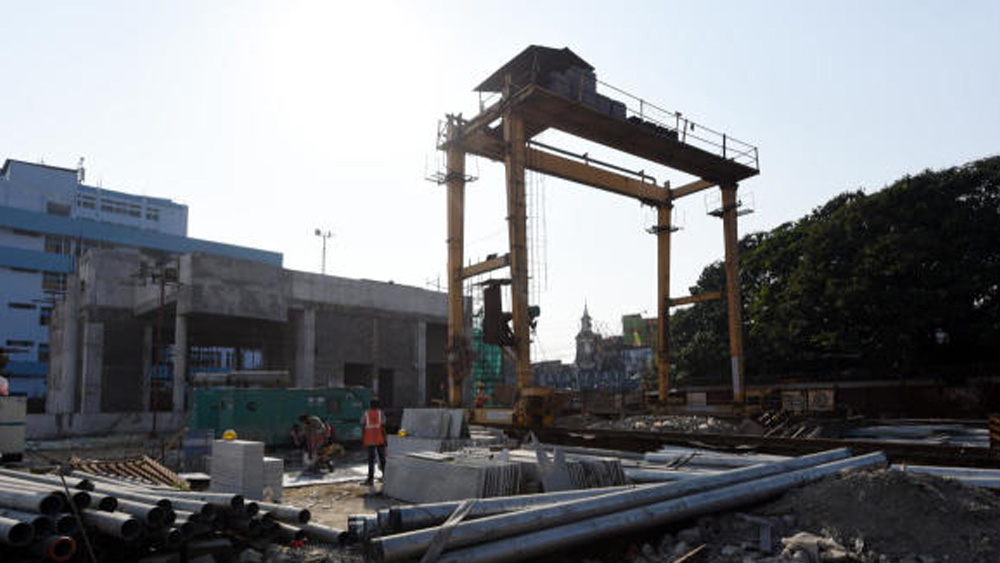 সুভাষ সরোবর থেকে শিয়ালদহ পর্যন্ত সুড়ঙ্গ খননের কাজ শুরু হয় প্রথম পর্যায়ে। যদিও  ২০১২ সালে বৌবাজারে জমি সমস্যার কারণে প্রকল্প ধাক্কা খায়। রাজ্য সরকার যাত্রাপথ বদলের প্রস্তাব দেয়।