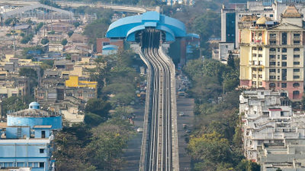 এর পর মেট্রোর যাত্রাপথ নিয়ে নতুন করে চিন্তাভাবনা শুরু হয় ২০১৫ সালে। নতুন রুটে সম্মতি জানায় রেলবোর্ড এবং বিনিয়োগকারী সংস্থা ‘জাইকা’। ইস্ট-ওয়েস্ট মেট্রোর জন্য কোচ নির্মাণের বরাত দেওয়া হয় বেঙ্গালুরুর সংস্থা ‘ভারত আর্থ মুভার্স লিমিটেড’কে।