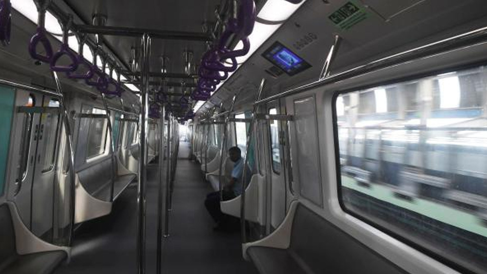 ইস্ট-ওয়েস্ট মেট্রোয় থাকছে অত্যাধুনিক পদ্ধতি।  প্ল্যাটফর্মে দুর্ঘটনা এড়াতে রাখা হয়েছে স্ক্রিন ডোর।  প্রতি কামরায় ডিসপ্লে বোর্ড সঙ্গে সিসি ক্যামেরা। আপৎকালীন পরিস্থিতিতে যাত্রীরা যাতে মাইক্রোফোনে চালকের সঙ্গে কথা বলতে পারেন, রয়েছে সেই ব্যবস্থাও।