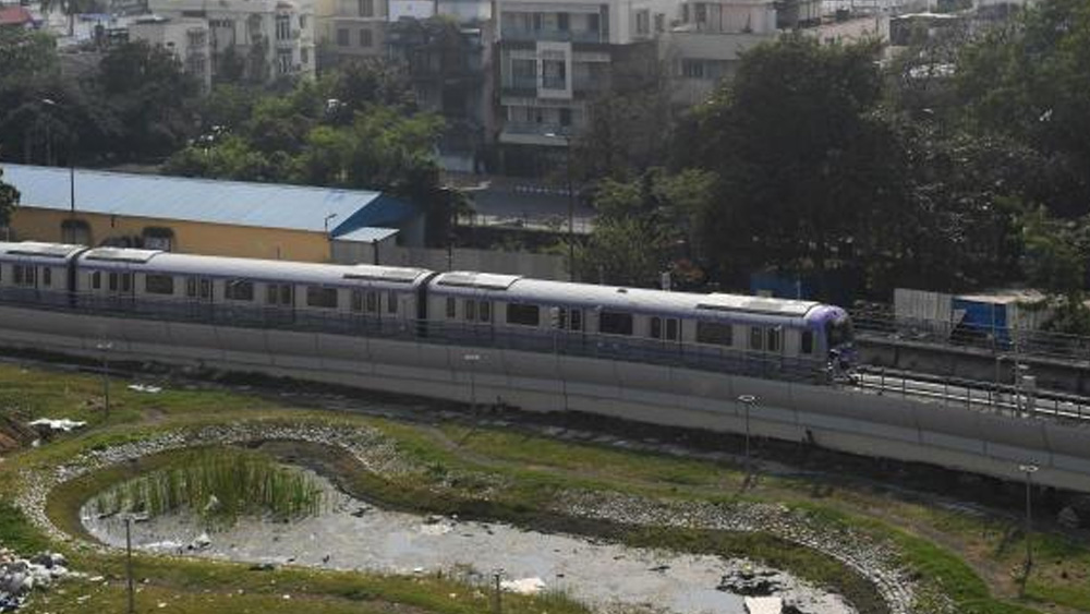 প্রত্যেক স্টেশনে সুইস সংস্থার বড় ঘড়ি। থাকছে স্টেশনে স্বয়ংক্রিয় টিকিট ভেন্ডিং মেশিন।
