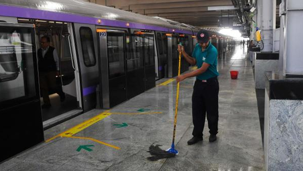 পার্কিংয়ের ব্যবস্থাও রাখা হয়েছে। সেক্টরে ফাইভ স্টেশনে পার্কিংয়ের জায়গা থাকবে বলে মেট্রো রেল সূত্রে খবর। ইস্ট-ওয়েস্ট মেট্রোর প্রতি স্টেশনে শৌচাগার তৈরি করা হয়েছে।