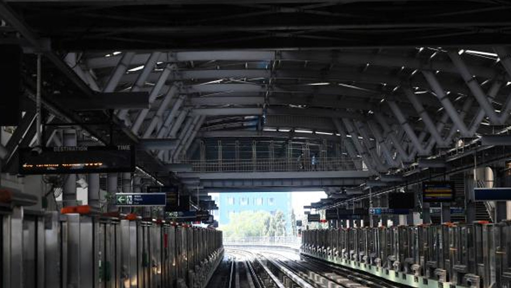 প্রথম পর্যায়ে শুরু হওয়া সেক্টর ফাইভ থেকে সল্টলেক স্টেডিয়ামের মধ্যে যাত্রাপথের দূরত্ব ৫.৫৪ কিলোমিটার। যাত্রাপথ প্রায় ১৪ মিনিটের। সকাল ৮টা থেকে‌ রাত ৮টা পর্যন্ত চলবে। ২০ মিনিট অন্তর ট্রেন থাকবে।