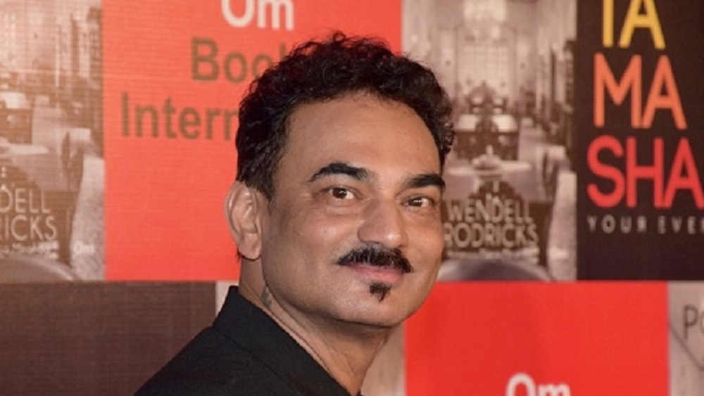 কিন্তু এই পেশায় বেশিদিন থাকলেন না। অর্থ জমিয়ে পাড়ি দিলেন প্রথমে লস অ্যাঞ্জেলস, তারপর প্যারিস। ফ্যাশন নিয়ে পড়বেন বলে। উচ্চশিক্ষার শেষে ইন্টার্নশিপে যোগ দেন লিসবনের ন্যাশনাল ইনস্টিটিউট অব কস্টিউম অ্যান্ড ফ্যাশন-এ। তারপর নিউ ইয়র্কের ফ্যাশন ইনস্টিটিউট অব টেকনোলজিতে।