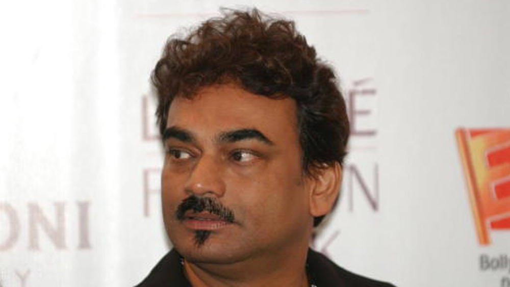 ফ্যাশনের বিভিন্ন ক্ষেত্র নিয়ে আরও অনেক স্বপ্ন ছিল। সে সব রয়ে গেল অধরা-ই। মাত্র ৫৯ বছর বয়সে বুধবার, ১২ ফেব্রুয়ারি প্রয়াত হলেন ওয়েন্ডেল রডরিক্স। রেখে গেলেন তাঁর সৃষ্টি এবং অসংখ্য গুণমুগ্ধকে।  (ছবি: আর্কাইভ ও ফেসবুক)