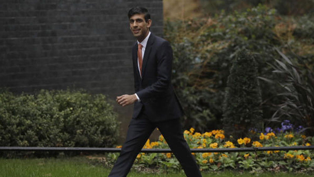 সুনকের বাবা যশবীর একজন চিকিৎসক। মা, ঊষা একজন ফার্মাসিস্ট। তিন ভাইবোনের মধ্যে সুনক সবথেকে বড়।