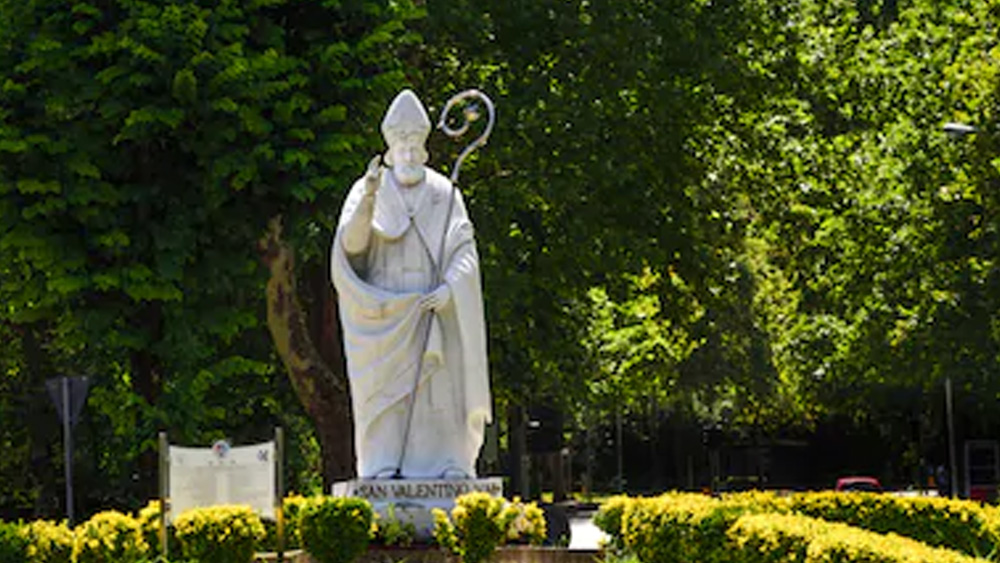 সম্রাটের এই নির্দেশ ভালভাবে নেননি সন্ত ভ্যালেন্টাইন। তিনি গোপনে বিয়ে দিতে থাকেন খ্রিস্ট ধর্মাবলম্বীদের। তাঁর এই বিরুদ্ধাচরণে ক্ষিপ্ত ক্লদিয়াস প্রাণদণ্ডের নির্দেশ দেন। সম্রাটের নির্দেশে মস্তকছেদ করে সন্ত ভ্যালেন্টাইনকে প্রাণদণ্ড দেওয়া হয়।