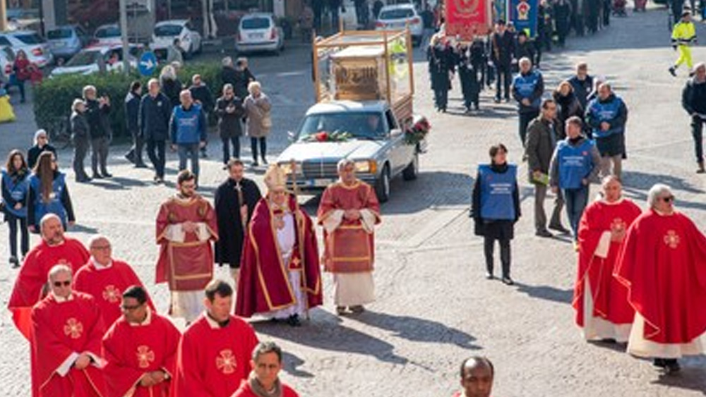 আবার আরও একটি নথি বলছে, মধ্যযুগে ইতালির তার্নি শহরের বিশপকেও প্রাণদণ্ড দিয়েছিলেন দ্বিতীয় ক্লদিয়াস। দু’টি ঘটনার মধ্যে সামঞ্জস্য থাকায় অনেকে মনে করেন, এই বিশপ আর রোমান সম্রাট দ্বিতীয় ক্লদিয়াসের বিরুদ্ধে গিয়ে খ্রিস্ট ধর্মাবলম্বী তরুণ তরুণীদের বিয়ে দেওয়া সন্ত ভ্যালেন্টাইন একই ব্যক্তি।