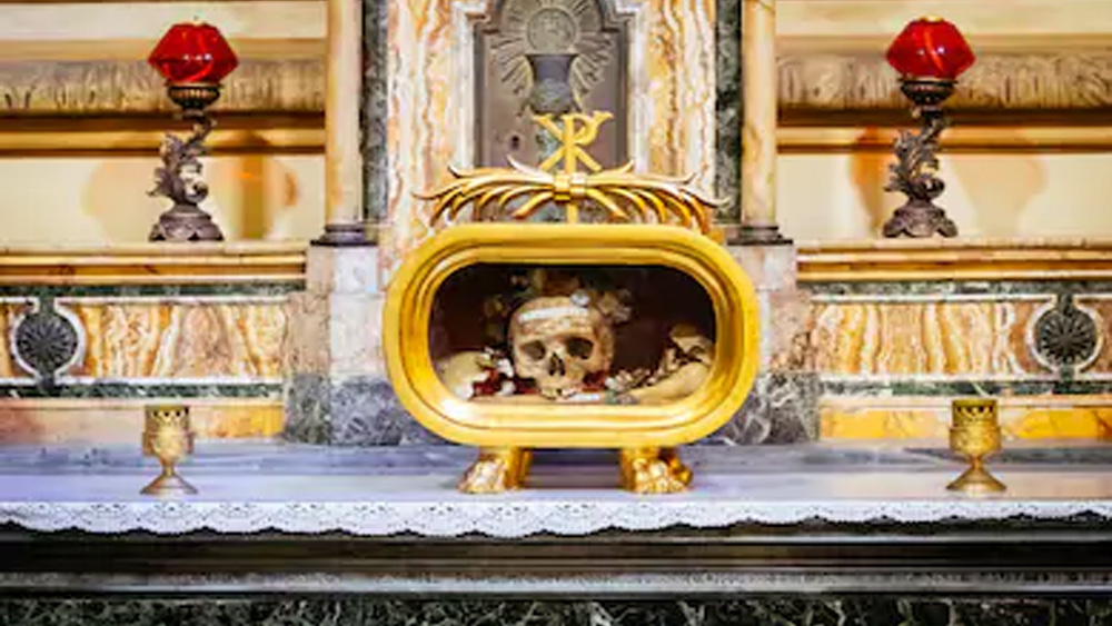 তৃতীয় শতকের ১৪ ফেব্রুয়ারি  বা তার কাছাকাছি কোন এক দিনে  রোমের শহরতলিতে হত্যা করা হয়েছিল সন্ত ভ্যালেন্টাইনকে | প্রেমের দূত এই সন্তের মাথার খুলি এখনও সংরক্ষিত এবং ফুল দিয়ে সুসজ্জিত রোমের কোসমেদিয়ানের ব্যাসিলিকা অফ সান্তা মারিয়া-য়।