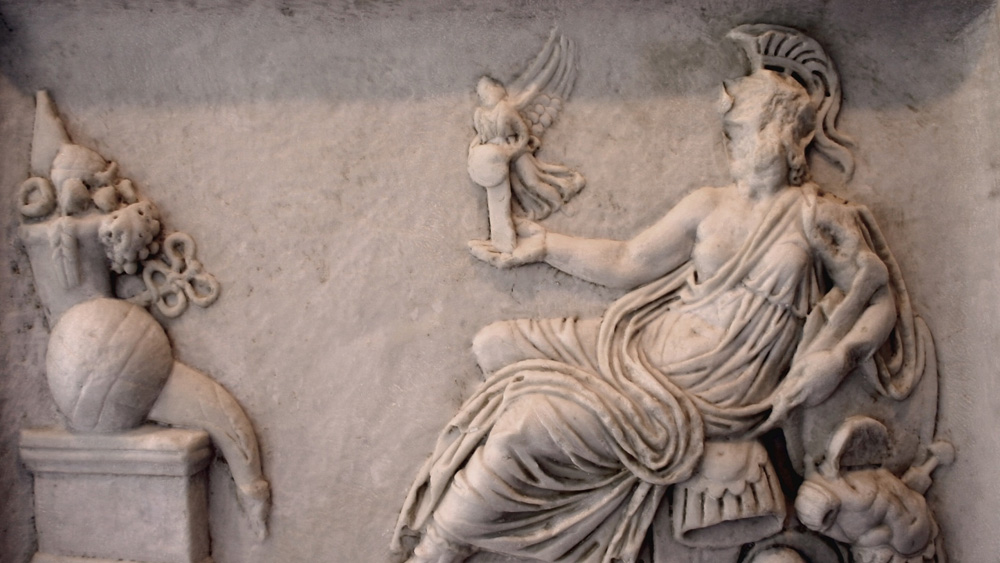 খ্রিস্টধর্মের প্রসারের আগে পৌত্তলিক যুগেও শীতের শেষে বসন্তের শুরুতে একটি পার্বণ উদ্‌যাপনের রীতি ছিল। প্রাচীন রোমান সভ্যতায় মধ্য ফেব্রুয়ারি ছিল উর্বরতার ঈশ্বর ফনাস-এর দিন | সেই পার্বণে  গ্রামের অবিবাহিত যুবকরা একটি বাক্স থেকে চিরকুট তুলত | তাতে লেখা থাকত কুমারী মেয়েদের নাম | যে যুবক যে তরুণীর নাম তুলবেন, তাঁরা সে দিন থেকে প্রেমের জুটি বলে বিবেচিত হবেন | মাঝে মাঝে এ সম্পর্ক পৌঁছত বিয়ে অবধিও |