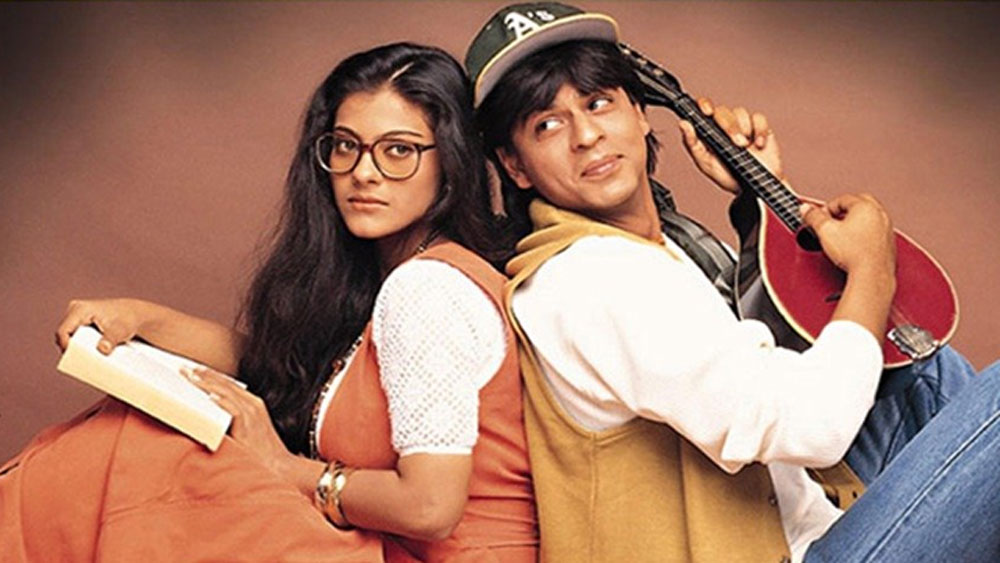 দিলওয়ালে দুলহানিয়া লে জয়েঙ্গে: ১৯৯৫ সালের লভ স্টোরি। অথচ এখনও মুখে মুখে এই ফিল্মের কথাই ঘোরে। এখনও প্রেমের গান বললেই এই ফিল্মের গান মাথায় আসে। সিমরান আর রাজের প্রেম-কাহিনি ২৫ বছর পরও অক্ষত রয়ে গিয়েছে।