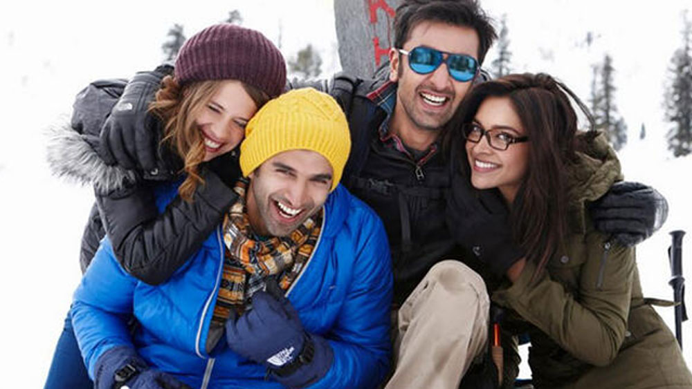 ইয়ে জওয়ানি হ্যায় দিওয়ানি: একটা ছেলে যে সারা জীবন মুক্ত বিহঙ্গের মতো সারা বিশ্বে উড়ে বেড়াতে চায়, আর একটা অতি সাধারণ জীবন কাটাতে ইচ্ছুক মেয়ে। দুটো সম্পূর্ণ বিপরীত চরিত্র যখন কাছাকাছি আসে তখন কী হয়? এই ফিল্মটিই সেটা তুলে ধরেছিল দর্শকদের কাছে।