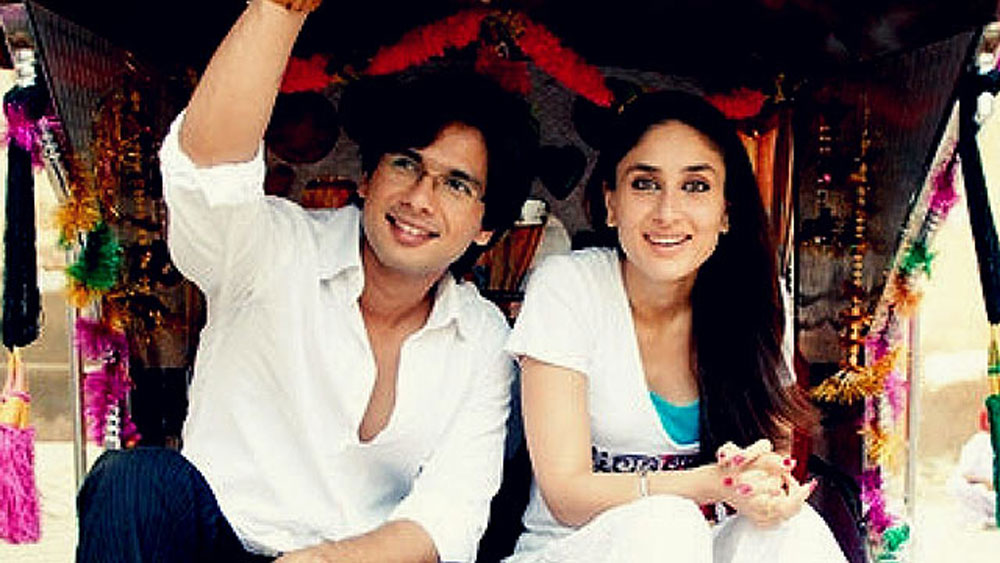 জব উই মেট: এই ফিল্মটা দেখেনি, এরকম খুঁজে পাওয়া বোধহয় কষ্টসাধ্যই হবে। বাচাল গীতার সঙ্গে ট্রেনে পরিচয় আদিত্যর। গীতাকে ভালবেসে ফেলেন তিনি। গীতার ভালবাসা ছিল অন্য কেউ। ঘটনাচক্রে গীতা কিন্তু শেষমেশ আদিত্যর জীবনেই ফিরে আসে। ২০০৭ সালের সেই ফিল্ম পর্দায় এলে, আজও বসে দেখেন মানুষ।