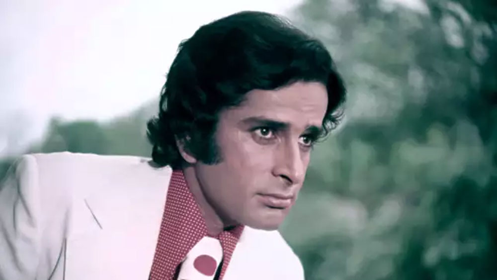 তাই জন্মের আগেই তাঁকে নষ্ট করে দেওয়ার মরিয়া চেষ্টা চালিয়েছিলেন মা। এমনকি, শশী নিজেও ছেলেবেলায় একবার আত্মহত্যা করতে চেয়েছিলেন। এক সাক্ষাৎকারে শশী নিজেই জানিয়েছিলেন এ কথা।