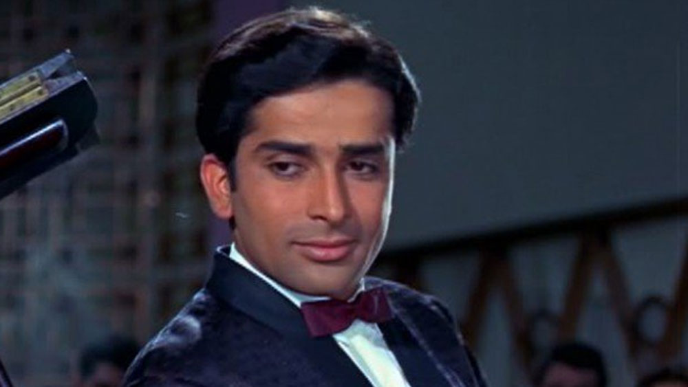 ম্যাট্রিকে খুব খারাপ ফল করেছিলেন শশী কপূর। সেটা নিয়ে ভীষণ অবসাদেও ছিলেন। ছুটি কাটাতে তাঁকে মহারাষ্ট্রের মাথেরানে নিয়ে যাওয়া হয়। তারপর নাসিকের দেওলালির একটি বোর্ডিং স্কুলে ভর্তি করা হয়। শাম্মি কপূর তাঁকে ওই স্কুলে ছেড়ে আসেন।