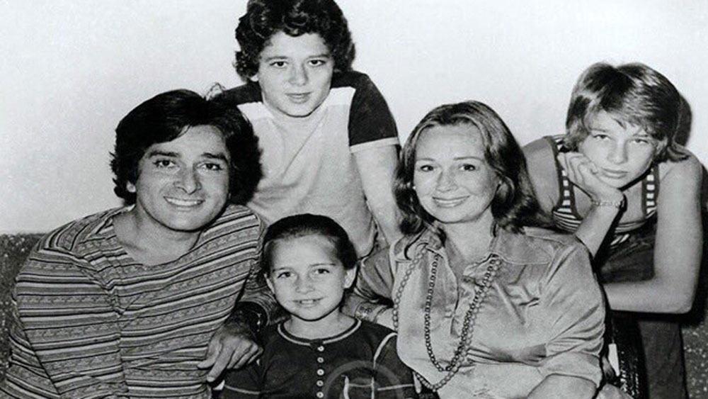 মাঝে বেশ অর্থকষ্টে কাটিয়েছিলেন তিনি। একটি সাক্ষাত্কারে শশী কপূরের বড় ছেলে কুণাল এক বার জানিয়েছিলেন, ১৯৬০-এর শেষ দিকে শশী কপূরের হাতে কোনও কাজ ছিল না। টাকার অভাবে শশী তাঁর প্রিয় স্পোর্টস কারটি বিক্রি করতে বাধ্য হয়েছিলেন। স্ত্রী জেনিফারও অর্থের অভাবে বাড়ির জিনিস বিক্রি করেছিলেন।