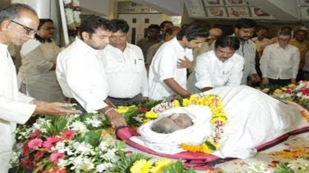 ২০১৭ সালের ৫ ডিসেম্বর রুপোলি পর্দার সেই অমলিন হাসি, মায়াবি চোখ আর সুদর্শন চেহারার শশী কপূরকে শেষ বারের জন্য বিদায় জানায় চলচ্চিত্র জগৎ। শশীর প্রয়াণের সঙ্গে সঙ্গেই কপূর সাম্রাজ্যের একটি প্রজন্মের অবসান হয়ে যায়।