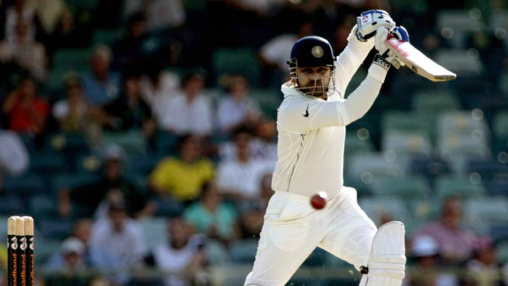 ২০০৩ সালে নিউজিল্যান্ডের বিরুদ্ধে প্রথম টেস্ট সেঞ্চুরি করেছিলেন সহবাগ। মোহালিতে সেই ইনিংসে ১৩০ করেছিলেন তিনি। আর কিউয়িদের বিরুদ্ধে তাঁর দ্বিতীয় সেঞ্চুরি এসেছিল আমদাবাদে, ২০১০ সালে। সেই ইনিংসে ঝড়ের গতিতে মাত্র ১৯৯ বলে ১৭৩ করেছিলেন নজফগড়ের নবাব।