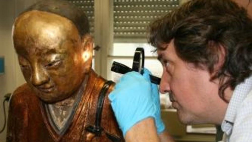 সোনালি রঙের ওই ধাতব বৌদ্ধ মূর্তির সিটি স্ক্যান করার পরই তাজ্জব হয়ে যান উপস্থিত চিকিত্সক এবং গবেষকরা। দেখা যায়, বাইরে দেখে যা নেহাতই মূর্তি, তার ভিতরে পদ্মাসনে ধ্যানে মগ্ন এক সন্ন্যাসী! যাঁর নাম লিউকুয়ান।