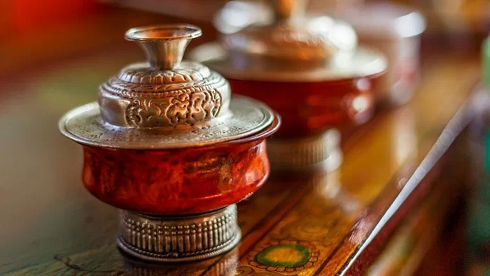 এইভাবে দীর্ঘদিন ধরে কড়া ডায়েটের ফলে ওই সন্ন্যাসী যখন একেবারেই মৃতপ্রায়, তখন তাঁকে মাটির নীচে একটি কক্ষে স্থানান্তর করা হত। তিনি সেই কক্ষের ভিতরেই ধ্যানে বসতেন। আর বাঁশের তৈরি একটি ফানেলের মধ্যে দিয়ে শ্বাস নিতেন।