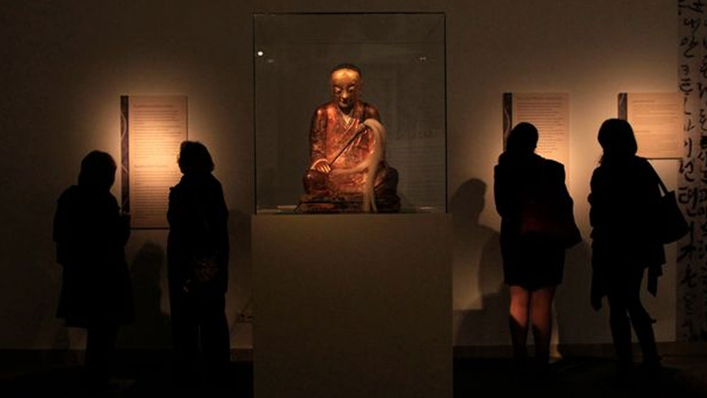 এই ভাবেই তিনি মাটির নীচে ওই কক্ষে পড়ে থাকতেন। তিন বছর পর অন্য সন্ন্যাসীরা তাঁকে কক্ষ থেকে বার করে মন্দিরে নিয়ে গিয়ে শ্রদ্ধাজ্ঞাপন করতেন। কোনও সন্ন্যাসীর যদি মমিফিকেশন না হয়ে থাকে, তা হলে তাঁকে কবর দেওয়া হত।