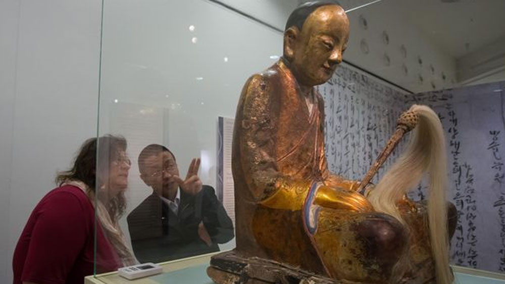 তবে বৌদ্ধ মূর্তির মধ্যে সন্ন্যাসীর মমির খোঁজ এই প্রথম মিলল বলে জানাচ্ছেন ইতিহাসবিদেরা। হাঙ্গেরির ন্যাশনাল মিউজিয়ামে বহুদিন ধরেই ওই মূর্তি প্রদর্শিত হয়েছে। তারপর ইউরোপের লুক্সেমবার্গ মিউজিয়ামেও কিছুদিন রাখা ছিল মূর্তিটি। তারপর থেকে নেদারল্যান্ডসের ড্রেন্টস মিউজিয়ামই তার ঠিকানা।