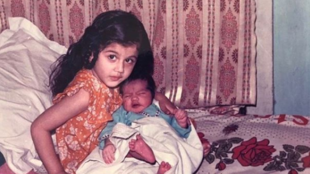 শগুনের জন্ম ১৯৯১ সালের ৮ এপ্রিল, দিল্লিতে। তাঁর বাবার নাম দিলমোহন সিংহ পান্নু। মা, নির্মলজিৎ পান্নু। চার বছরের বড় দিদি তাপসীর সঙ্গে শগুনের গভীর বন্ধুত্ব। আবার, বোনকে দিদি শাসনও করেন যথেষ্ট।