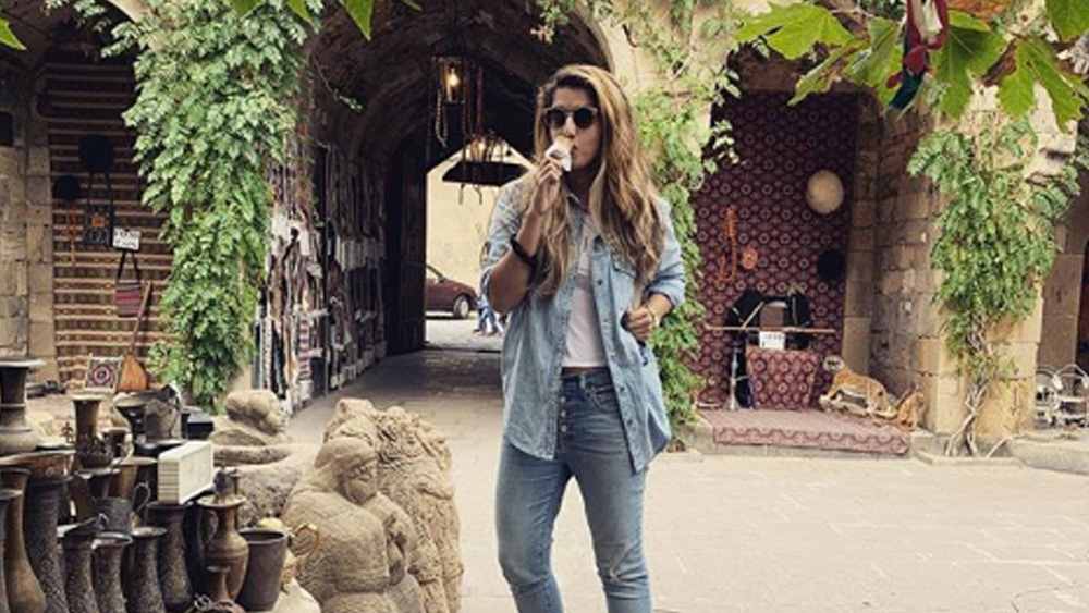 দিদি বলিউড শাসন করলেও আপাতত বোন শগুন অভিনেত্রী হিসেবে পা রাখছেন না ইন্ডাস্ট্রিতে। তিনি খুশি নিজের জীবন নিয়েই।