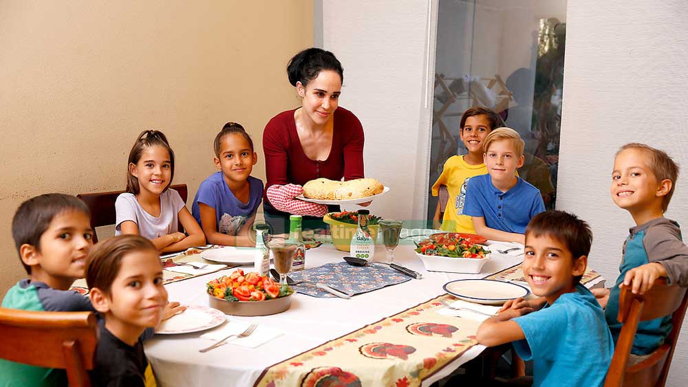 বিয়ের এক বছর পর থেকেই সুলেমান আইভিএফ-এর জন্য চিকিৎসা করাতে শুরু করেন। তাঁর বয়স তখন মাত্র ২১ বছর। ২০০১ সালে সুলেমান প্রথম সন্তানের জন্ম দেন। ২০০২ সালে ফের আইভিএফ-এ তাঁর এক মেয়ের জন্ম হয়।