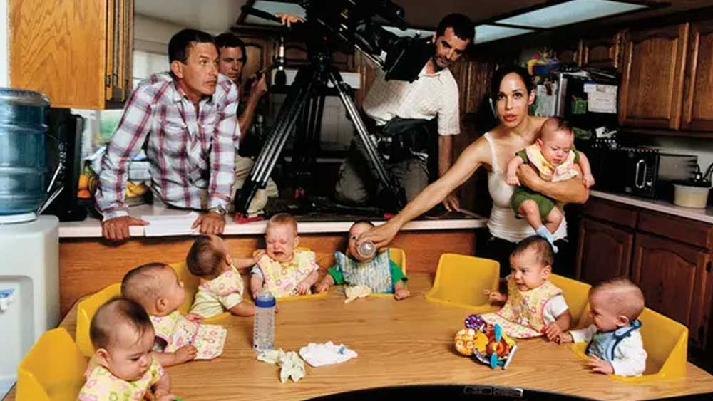 পরে জানা যায়, তাঁর চিকিৎসক ছ’টার বদলে মোট ১২টা ভ্রুণ সুলেমানের জরায়ুতে স্থানান্তর করেছিলেন। আর সেই ভ্রুণগুলো থেকে একসঙ্গে আট সন্তানের জন্ম দেন তিনি। একসঙ্গে আট সন্তানের জন্ম দেওয়ার পরই সারা বিশ্বে ছড়িয়ে পড়ে তাঁর নাম।