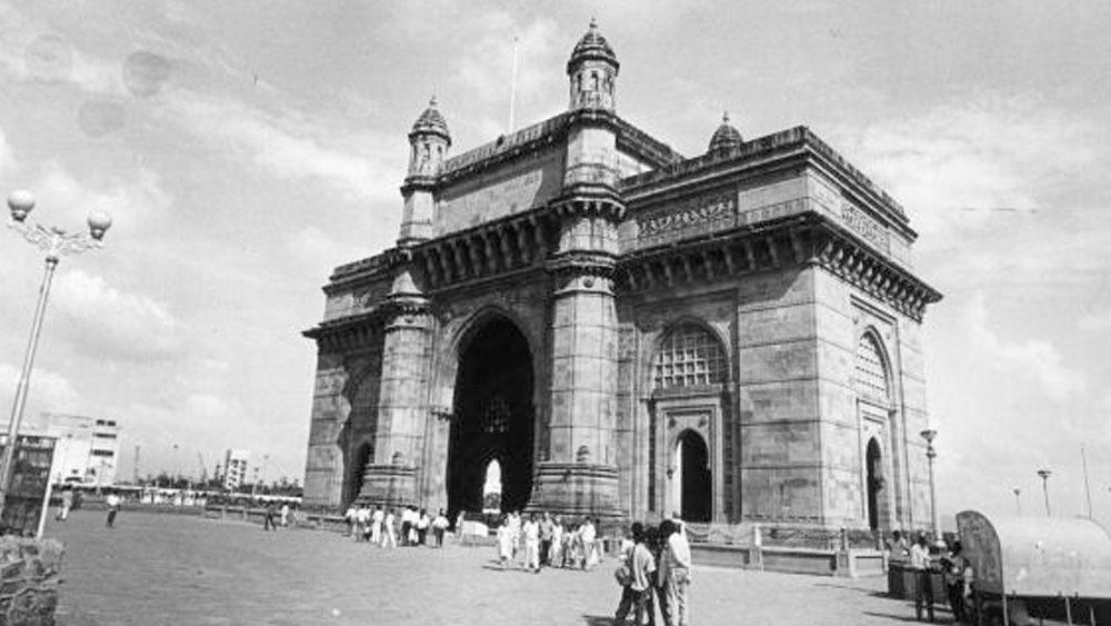 বালিকা নবাবের এ বার নতুন ঠিকানা হল ওয়াঘার ওপারে। রাওয়ালপিন্ডির কাছে অ্যাবটাবাদে তাকে পাঠিয়ে দেওয়া হল তার দিদিমার কাছে। কয়েক বছর পর নবাবকে নিয়ে দিদিমা চলে এলেন মুম্বই। সেখানে থাকতেন নবাবের মাসি, জ্যোতি। দিদি ওয়াহিদার মতো জ্যোতিও ছিলেন অভিনেত্রী। তাঁর স্বামী জি এম দুরানি ছিলেন জনপ্রিয় প্লে ব্যাক গায়ক, অভিনেতা এবং সঙ্গীত পরিচালক। (ছবি: আর্কাইভ)