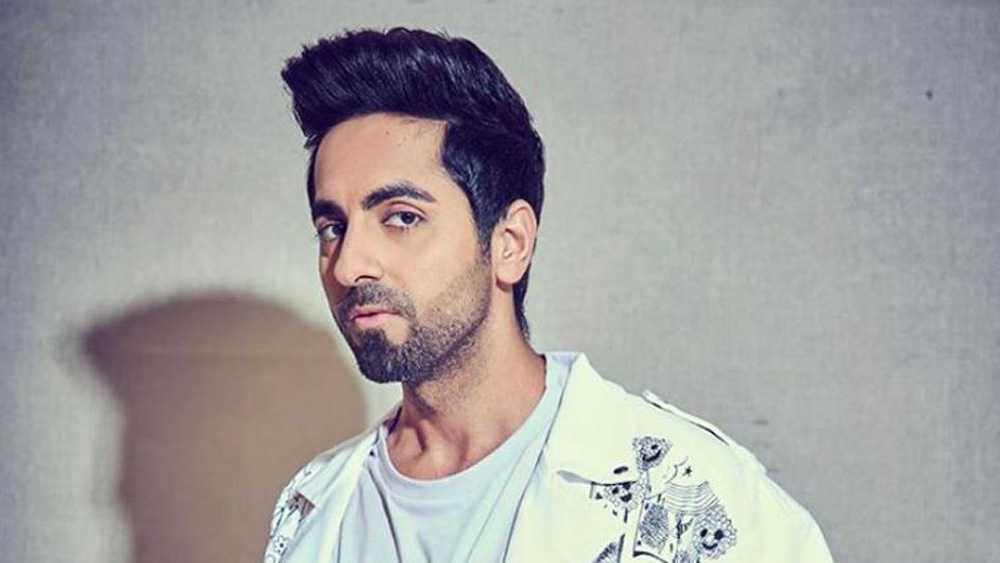 তখনও আয়ুষ্মান ঠিক করেননি কোনদিকে নিয়ে যাবেন কেরিয়ারকে। ব্যস্ত ছিলেন টেলিভিশন শো এবং রেডিয়ো সঞ্চালনা নিয়ে। কিন্তু সাংবাদিক বা রেডিয়ো-টেলিভিশন জকি, কোনওটাই হওয়া হল না। ২০১২ সালে সুজিত সরকারের ‘ভিকি ডোনর’ তাঁকে নিয়ে এল বড় পর্দায়। প্রথম ছবির সাফল্যের পরে আয়ুষ্মান আর অভিনয় ছেড়ে অন্যদিকে যাওয়ার কথা ভাবেননি।