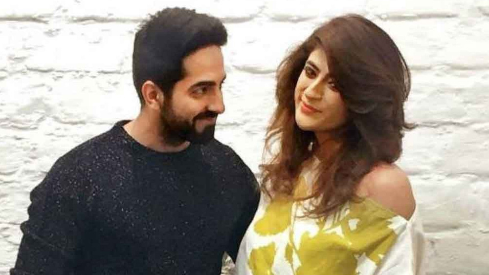 শুনে যেন পায়ের নীচে জমি সরে গিয়েছিল। খবরটা জানার পরে এক সপ্তাহ দু’জনে রাতে ঘুমোতে পারেননি। তাহিরা রাত জেগে শুধু কাঁদতেন। আবার সকালে চোখ মুছে হাসিমুখে দাঁড়াতেন বাচ্চাদের সামনে। আয়ুষ্মান সকালে যেতেন ছবির প্রচারে। রাত জাগতেন দুশ্চিন্তায়।