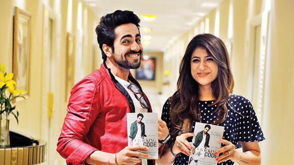 বিশ্ববিদ্যালয়ের প্রেমিক জুটি থেকে আজ তাঁরা জীবনযুদ্ধে পোড় খাওয়া দম্পতি। একসঙ্গে কলমও ধরেছেন সেই গল্প জানাতে, আয়ুষ্মানের জীবনী ‘ক্র্যাকিং দ্য কোড’-এ। স্বামীর সঙ্গে তাহিরাও এই বইয়ের সহলেখিকা।