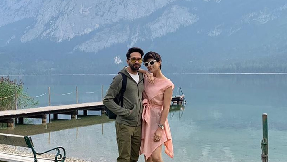 জীবনকে বইয়ের পাতার মতোই উপভোগ করতে চান তাঁরা। যেখানে দিন ফুরিয়ে যায় পরের দিনটাকে দেখার ইচ্ছে নিয়ে। ঠিক যেমন বইয়ের একটা পৃষ্ঠা পড়া শেষ হয় পরের পৃষ্ঠায় কী আছে জানার জন্য।   (ছবি: ফেসবুক)