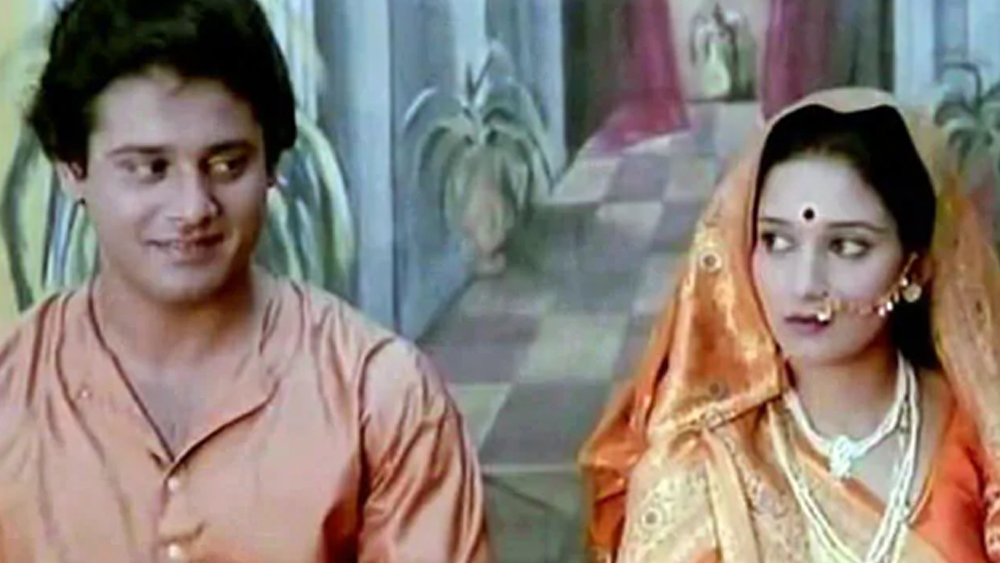 শুধু বাংলা ছবিতেই থেমে থাকেননি, বলিউডেও পা রেখেছিলেন তাপস। ১৯৮৪ সালে মাধুরী দীক্ষিতের বিপরীতে হিরেন নাগের ছবি ‘অবোধ’-এ অভিনয় করেন। এই ছবিটা মাধুরী দীক্ষিতেরও ডেবিউ ফিল্ম ছিল।