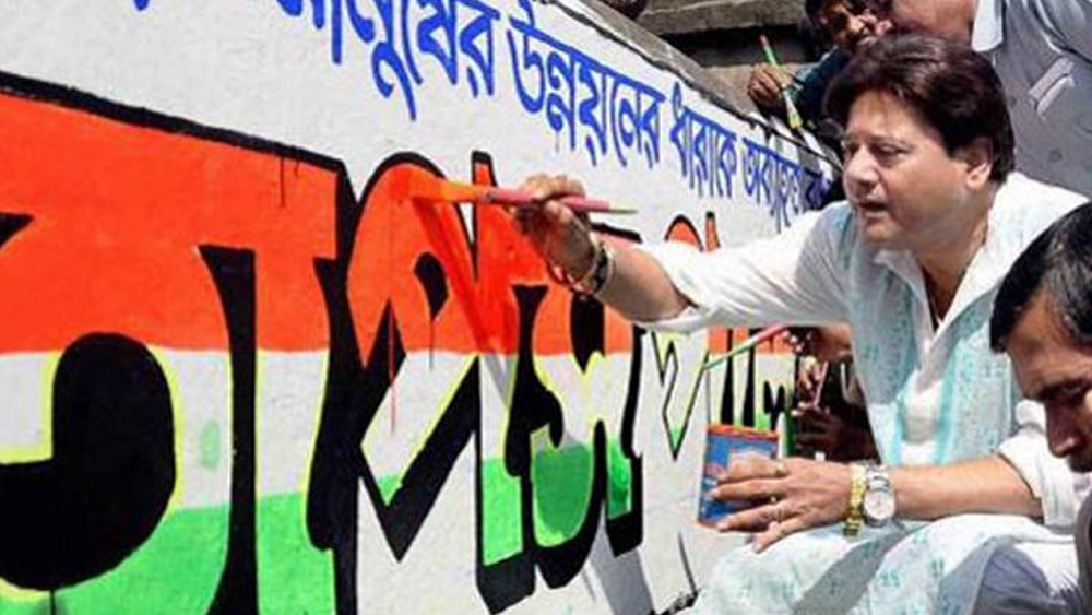 অভিনয় জগতে তাপস পালের সাফল্য সব সময়ও সিঁড়ি বেয়ে উপরে উঠেছে। অভিনয় জীবনের শেষ দিকে রাজনীতিতে পা রাখেন তিনি। কিন্তু তাঁর জীবনের দ্বিতীয় ইনিংস খুব একটা সুখের ছিল না।