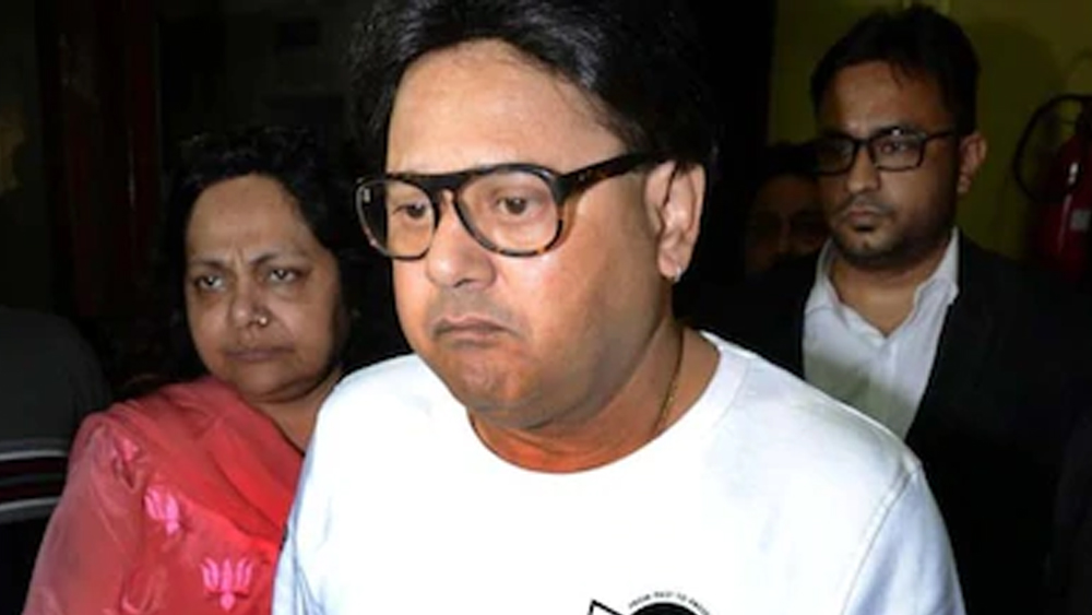 তবে ইদানীং শারীরিক ভাবে ভীষণ অসুস্থ হয়ে পড়েছিলেন তিনি। রাজনৈতিক মঞ্চেও তাঁকে তেমন দেখা যেত না।