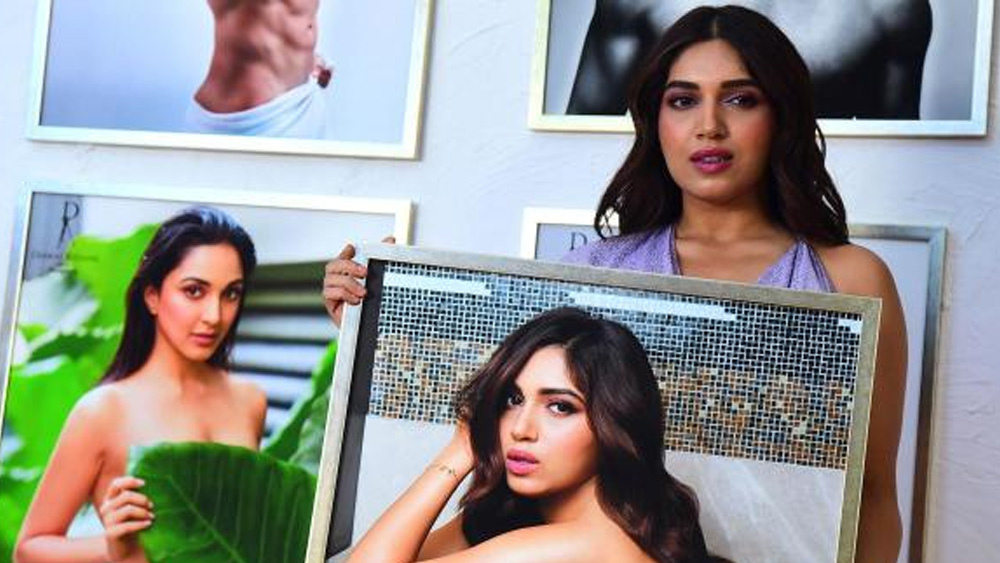 মুম্বইয়ে সম্প্রতি আত্মপ্রকাশ করেছে এই ক্যালেন্ডার। এই প্রথম ডাব্বু রত্নানির ক্যালেন্ডারে দেখা দিলেন ভূমি। এবং আত্মপ্রকাশেই বাজিমাত। কারণ প্রথম বারই তিনি ধরা দিয়েছেন ন্যুড ফোটোগ্রাফিতে।