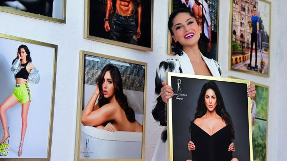 স্বমহিমায় লেন্সবন্দি হয়েছেন সানি লিয়নও। ছবি দেখে মনে হচ্ছে যেন তিনি নিজের সামনে একটি খোলা বই ধরে আছেন।