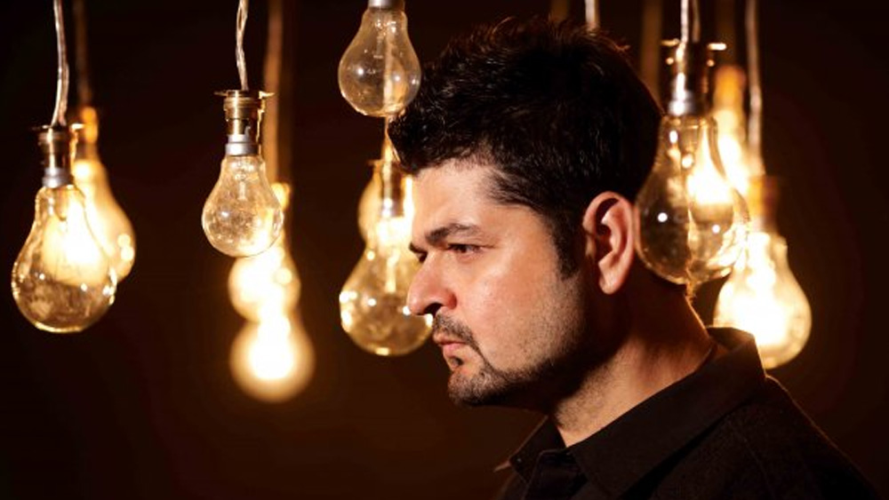 বলিউড এখন অনেকটাই ডাব্বু রত্নানির চোখ দিয়ই দেখে। ঝলমলে সব তারার ভিড় তাঁর স্টুডিয়োতে। প্রতি বছর অপেক্ষা থাকে নতুন ক্যালেন্ডারে কী চমক রাখছেন, তার জন্য। শোনা যায়, ডাব্বুর পারিশ্রমিক নাকি এই মুহূর্তে বলিউডে সর্বোচ্চ।