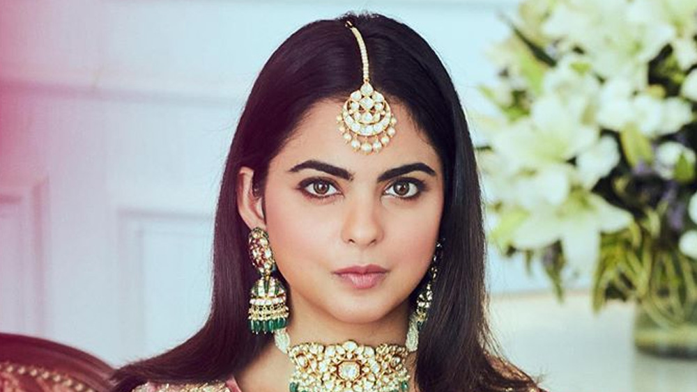 এই পোশাকে মনের মতো পরীক্ষা নিরীক্ষা করেছেন সব্যসাচী নিজেও। লেহঙ্গার নীচের অংশ অর্থাৎ স্কার্ট তিনি সাজিয়েছেন ফ্লোরাল অ্যাপ্লিক দিয়ে। দোপাট্টা জুড়ে আবার বিছিয়ে আছে চিকনকারি।