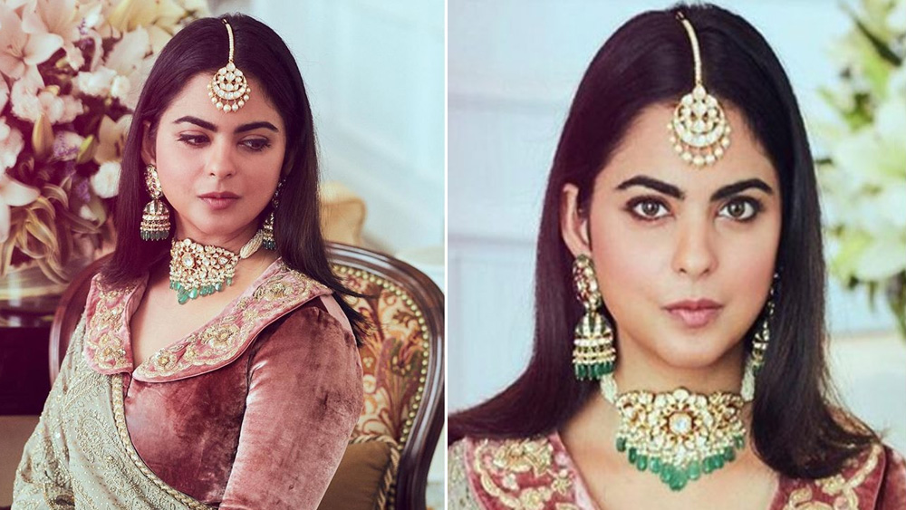 তবে সবথেকে বেশি নজর কেড়েছে এই পোশাকের উপরের অংশ। ভেলভেট কাপড়ের তৈরি ব্লাউজে সব্যসাচী দিয়েছেন বিছিয়ে থাকা পিটার প্যান কলার। চওড়া সেই কলার জুড়ে আবার সোনালি জরির ঘন কাজ।