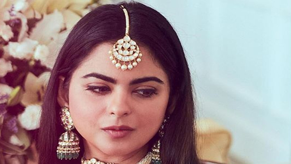 আনকাট হিরে-পান্নায় গাঁথা তাঁর চোকারে চোখ আটকে যাবেই। সেইসঙ্গে কানে ভারী ঝুমকো, সিঁথি জুড়ে টিকলি, আঙুলে বড় আংটি আর হাতে বালা। গয়নাও সব সব্যসাচীর সম্ভার থেকে পছন্দ করেছেন ইশা।