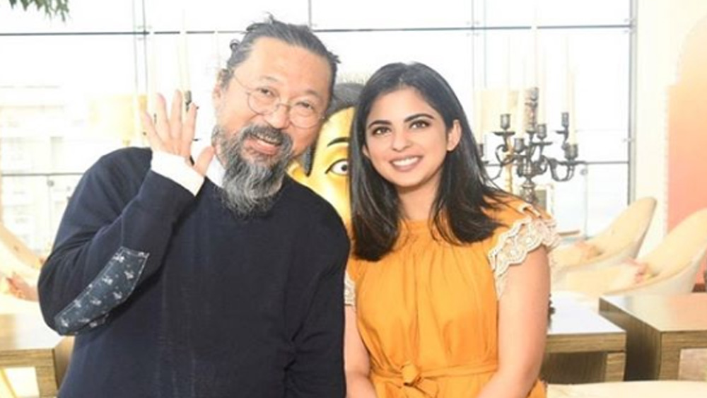 কয়েক দিন আগে জাপানের বিখ্যাত শিল্পী তাকাশি মুরাকামির সম্মানে একটি ভোজসভার আয়োজন করেছিলেন ইশা। সেই অনুষ্ঠানে ইশা বেছে নিয়েছিলেন হাল্কা কমলা রঙের জাম্পস্যুট।