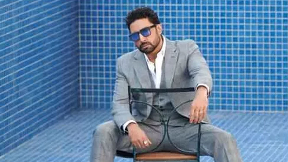 ২০১৯ সালে রিপাবলিক ওয়ার্ল্ড-এ প্রকাশিত খবর অনুযায়ী, অভিষেক বচ্চনের সম্পত্তির পরিমাণ ২০০ কোটি টাকা। আর ফিনঅ্যাপ.কো.ইন অনুযায়ী, অভিষেক বচ্চনের সম্পত্তির পরিমাণ ২০৬ কোটি টাকা এবং তাঁর বার্ষিক আয় ২০ কোটি টাকা।