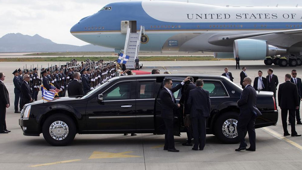 জানলা: মার্কিন প্রেসিডেন্টের গাড়ির জানলায় পাঁচটি স্তর আছে। তা কাচ এবং পলিকার্বনেট দিয়ে দিয়ে নির্মিত। শুধুমাত্র চালকের পাশের জানলা ছাড়া আর কোনও জানলার কাচই নামানো যায় না। চালকের পাশের জানলার কাচ মাত্র তিন ইঞ্চি নামানো যায়। বুলেট প্রুফ জ্যাকেট ভেদ করে যাবে এমন বুলেটও এই গাড়ির জানলার কাচ ভেদ করতে পারবে না।